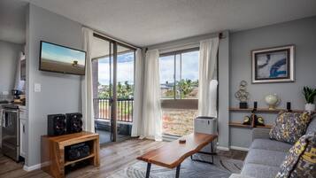 Smart-TV, Bücher, Stereoanlage