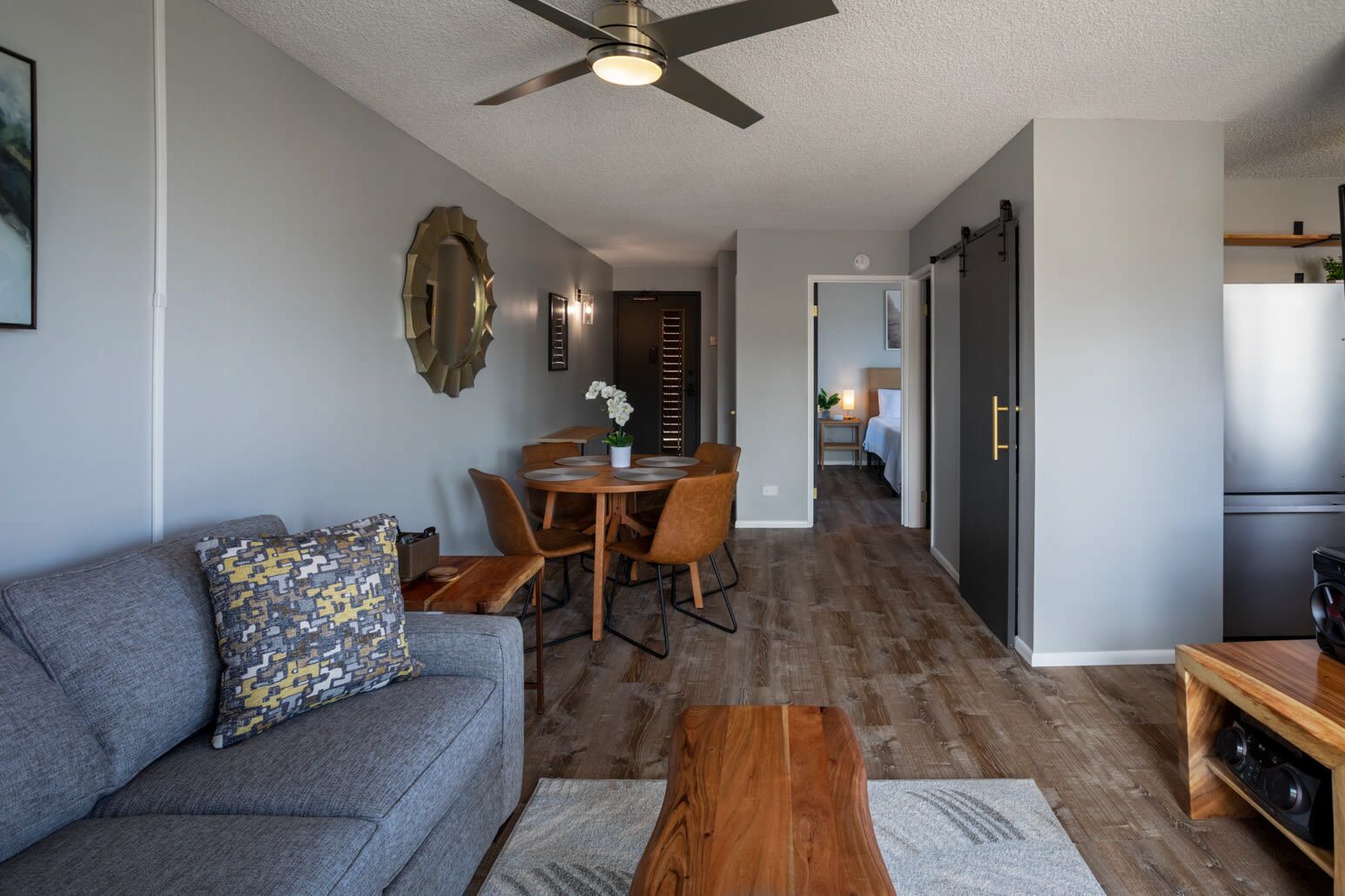 Smart TV, libros y estéreo 