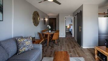 Smart TV, libros y estéreo