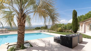 Piscine couverte, piscine extérieure