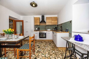 Jääkaappi, uuni, liesi, keittoastiat/astiat/ruokailuvälineet