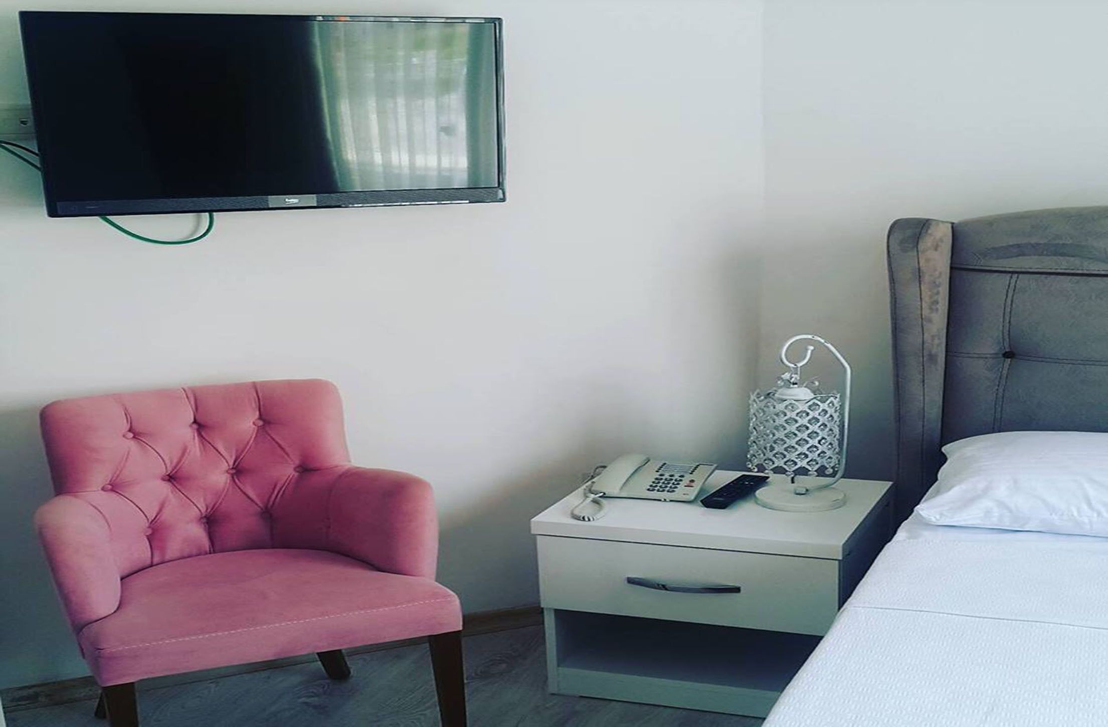 Minibar, free WiFi, bed sheets