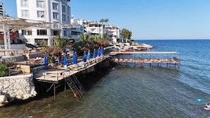 A waterfront hotel with outdoor seating, a pier, and a view of the sea. - Tepe Beach Hotel (Erdemli)