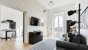Un espace de vie moderne comprenant une cuisine, un coin repas et un canapé avec une table basse.