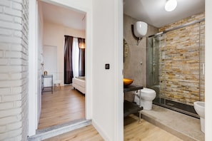 Regadera, secadora de cabello, bidet, toallas