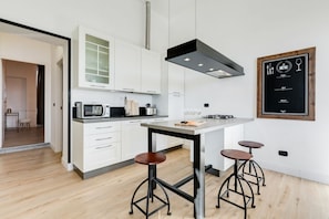 Kühlschrank, Mikrowelle, Herdplatte, Geschirrspüler