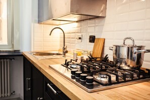 Frigorífico, microondas, horno y placa de cocina