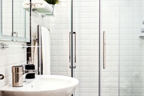 Dutxa, assecador de cabells, bidet i tovalloles 