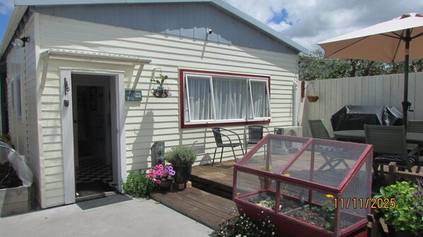 Outdoor dining - Cozy Haven - Located in Waihi. 10 mins from Beach. (Waihi)