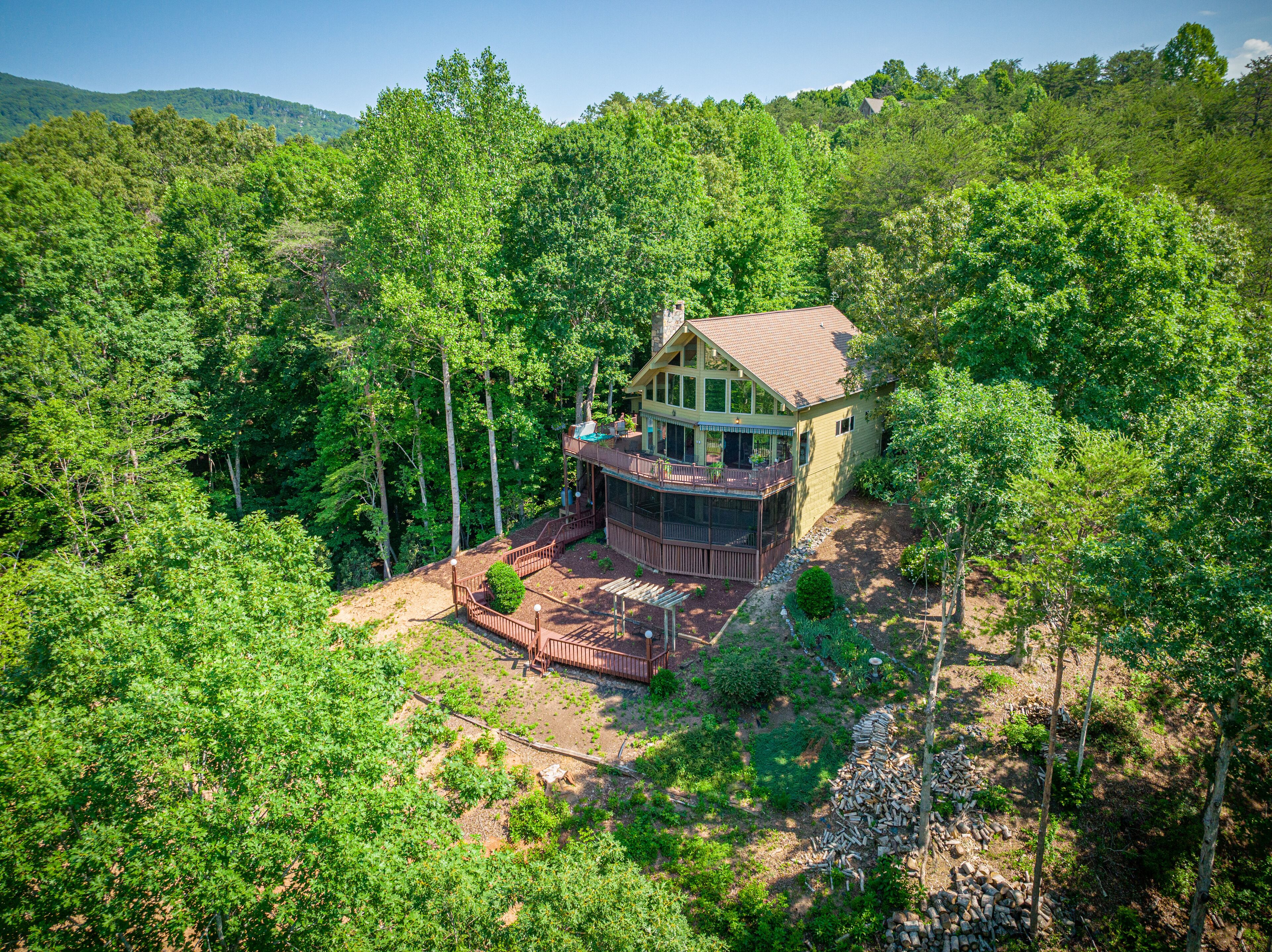 Dirty Dancing Lodge - Resort home with Amazing Views, hot tub + fire pit🔥