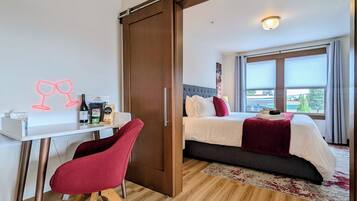 Escritorio, tabla de planchar con plancha, cuna de viaje y wifi gratis