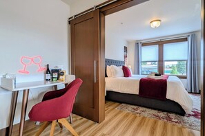 Desk, iron/ironing board, travel cot, free WiFi - Newberg Wine Country Suites: Noir Room (Newberg)