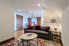 TV, fireplace - Newberg Wine Country Suites: Noir Room (Newberg)