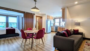 Un appartement moderne comprenant un coin repas, une cuisine et un salon.