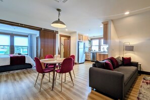 Interior - Newberg Wine Country Suites: Noir Room (Newberg)