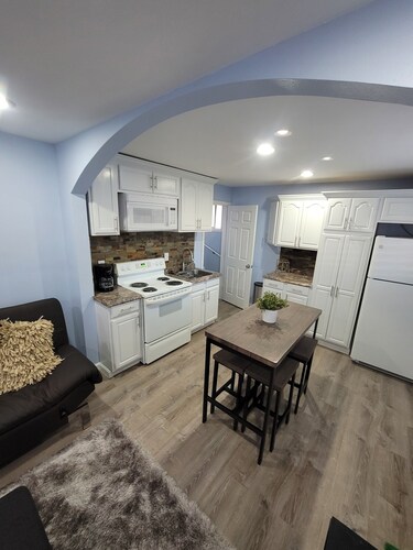 Private 1bed-Studio-Private entrance/Patio area/15 min from downtown