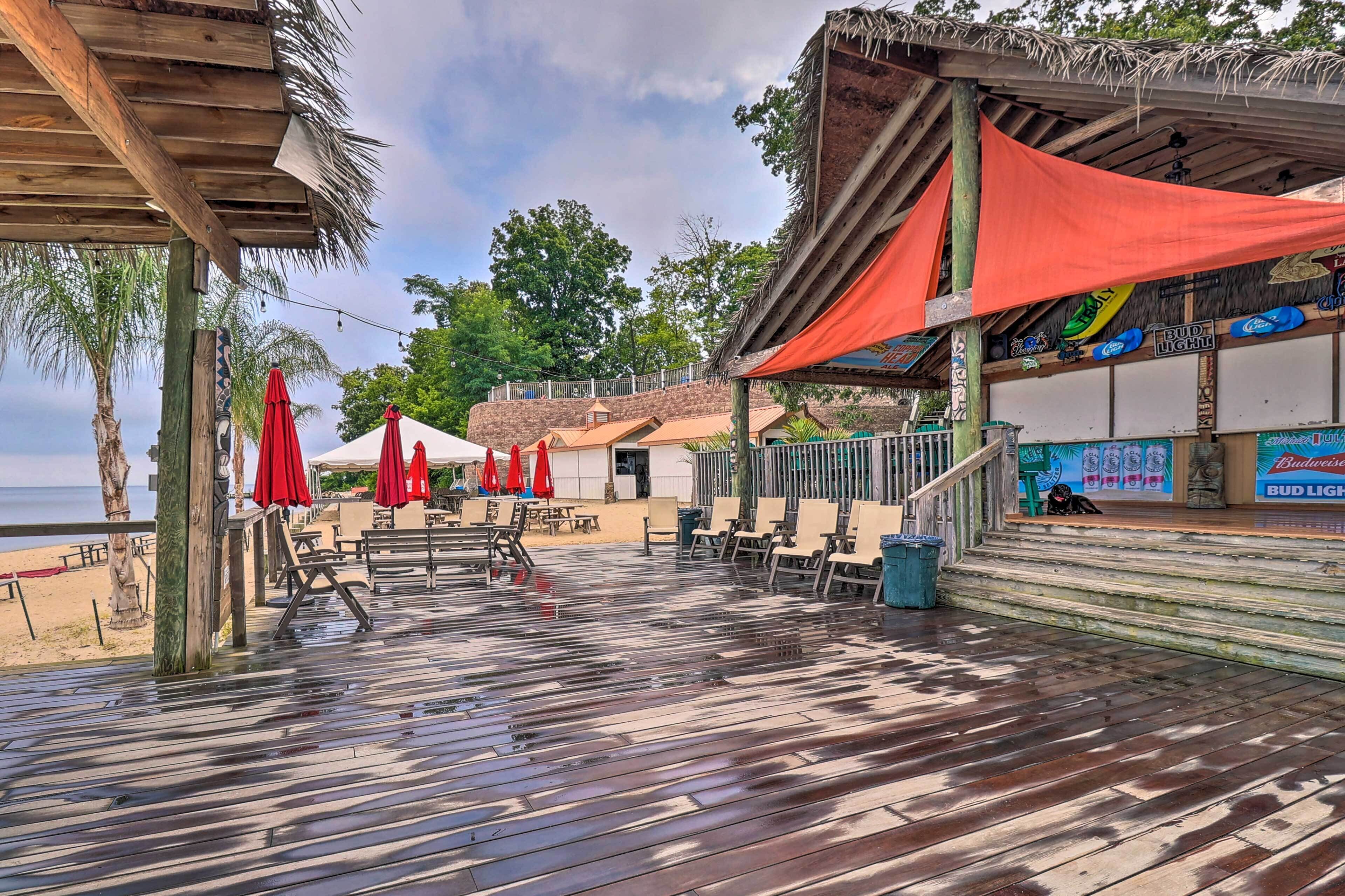 Eastern Shore Hideaway with Grill, Kayaks & Wkend Access Dive Bar & Restaurants