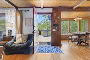 Smart TV, books - River Frontage ~ Quiet & Secluded Retreat Only Minutes to Sequoia National Park (Three Rivers)