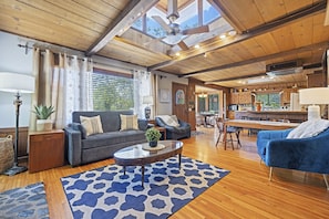 Smart TV, books - River Frontage ~ Quiet & Secluded Retreat Only Minutes to Sequoia National Park (Three Rivers)