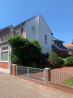 Unclassified image, 5 of 22, button