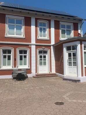 Unclassified image, 3 of 22, button