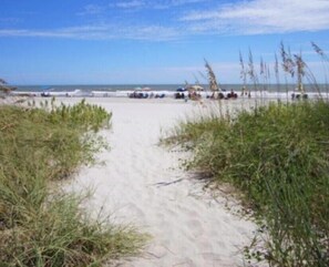 En la playa, camastros y toallas de playa