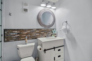 Ensemble douche/baignoire, sĂšche-cheveux, serviettes fournies, savon