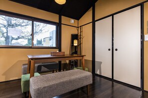 Comfort-Stadtwohnung | Wohnbereich | 55-Zoll-Flachbildfernseher mit Digitalempfang, Fernseher