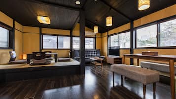 Nhà liên kế tiện nghi đơn giản | Khu phòng khách | TV màn hình phẳng 55-inch có truyền hình kỹ thuật số, TV