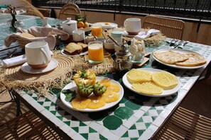 Outdoor dining - Charming Riad & Spa in Marrakech, 10 minutes from Jemaa el Fna Square (Marrakech)