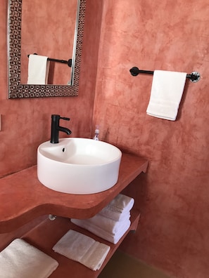 Douche, serviettes fournies, papier toilette