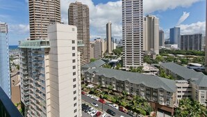 Un complesso residenziale di grattacieli con diversi condomini, un’area parcheggio e vista sullo skyline della città.