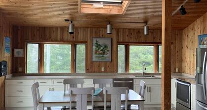 Cute cottage between Ocean and bay …bay views from the deck