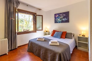 2 bedrooms, iron/ironing board, travel cot, free WiFi