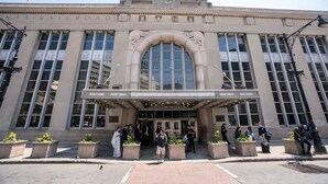A grand building with a large arched entrance, columns, and a clock above the entrance. - Motel Casa Downtown Guest House (Newark)