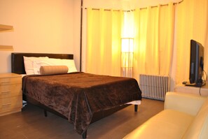 Desk, laptop workspace, free WiFi - Motel Casa Downtown Guest House (Newark)