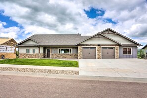 Exterior - Luxe Spearfish Hideaway: Golf, Hike, Explore! (Spearfish)