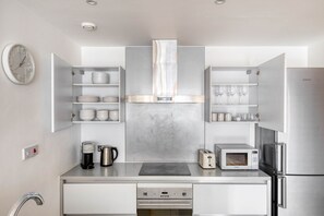 Kühlschrank, Mikrowelle, Ofen, Geschirrspüler