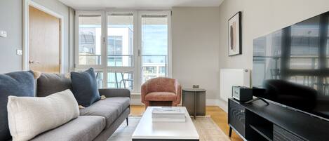 Una televisión, un reproductor estéreo