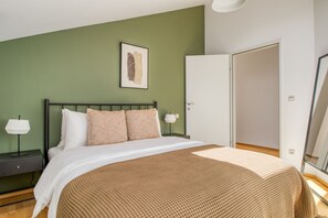 3 habitaciones, tabla de planchar con plancha, wifi y ropa de cama 
