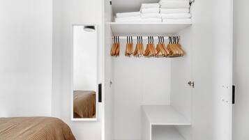 4 Schlafzimmer, BĂŒgeleisen/BĂŒgelbrett, WLAN, BettwĂ€sche