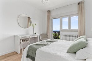 3 slaapkamers, een strijkplank/strijkijzer, beddengoed