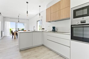 Een koelkast, een microgolfoven, een oven, een vaatwasser