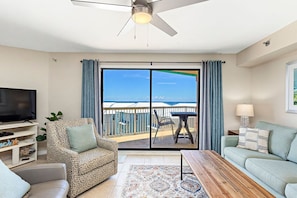 Smart TV, books - Cozy Fall Retreat•Honeymooners•King•Steps to Beach•Balcony•W/D (Orange Beach)