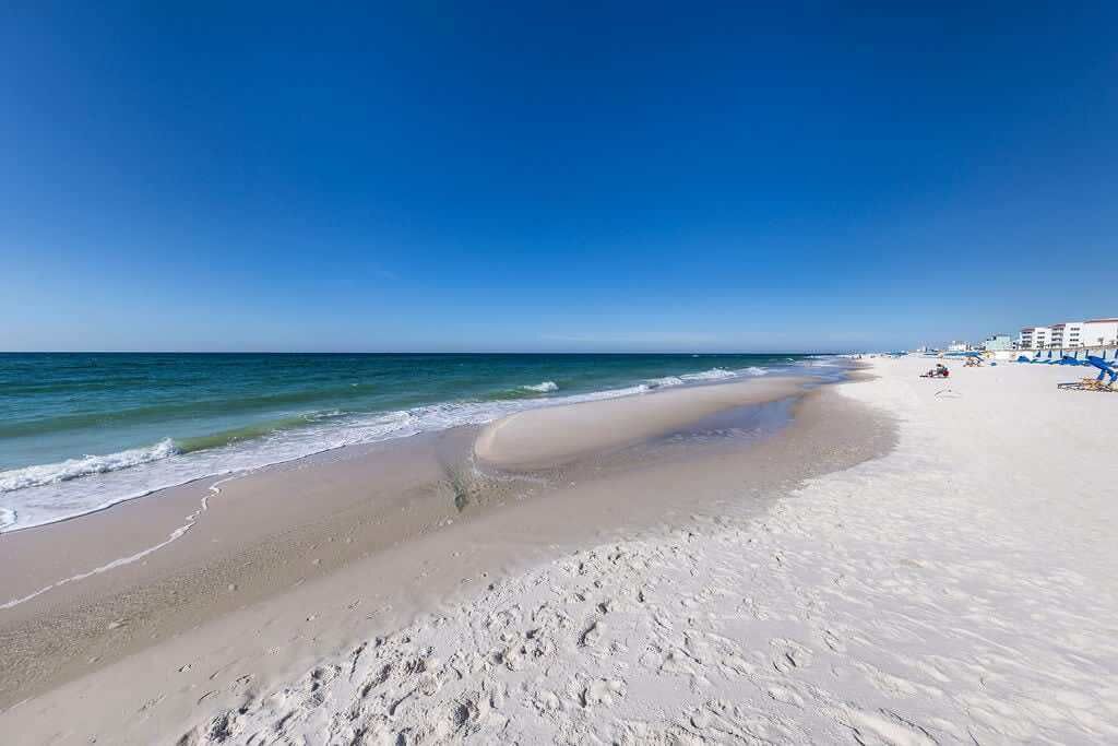 Nær stranden og strandhåndklær