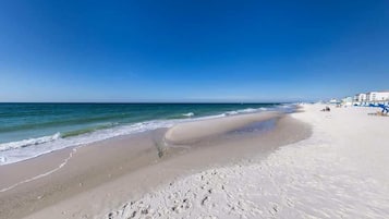 In Strandnähe, Liegestühle, Strandtücher