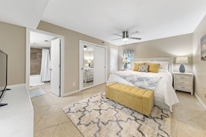 1 bedroom, iron/ironing board, travel crib, free WiFi - Cozy Fall Retreat•Honeymooners•King•Steps to Beach•Balcony•W/D (Orange Beach)