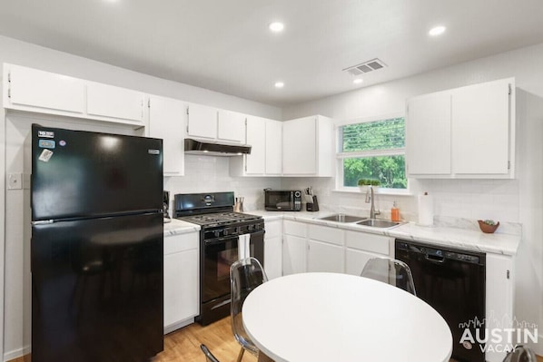 Refrigerador, microondas, horno y parrilla de estufa