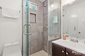 Amenidades de baño ecológicas, secadora de cabello, toallas 