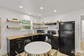 Fridge, microwave, oven, stovetop - Recently Renovated E Austin Duplex + Free Parking (Austin)